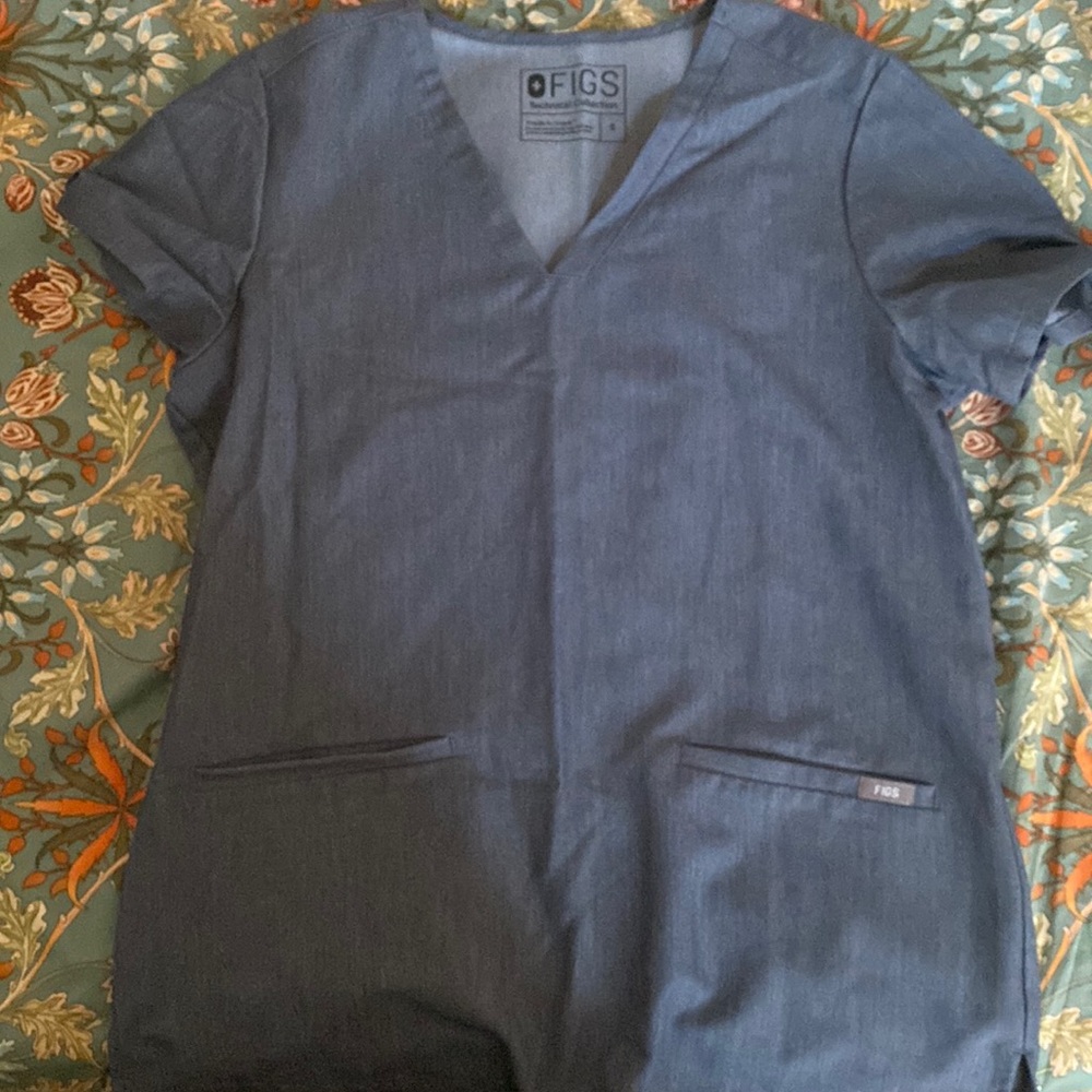 Figs scrub top size small